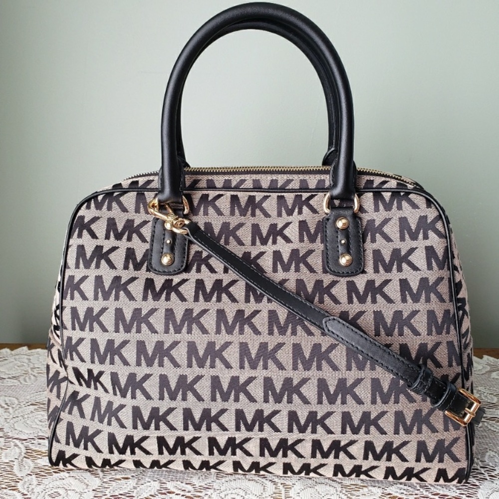 🌼RESERVED🌼 ~ 🖤Michael Kors Purse🖤